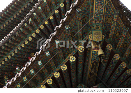 Roof of traditional Korean houses, Korean ancient architecture, snow, trees, and Korean-style houses 110328997