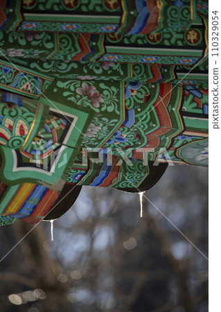 Roof of traditional Korean houses with icicles, Korean ancient architecture with icicles, snow, trees, and Korean-style houses 110329054