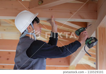 建築工地的男工人 建築工地的男工人 110329101