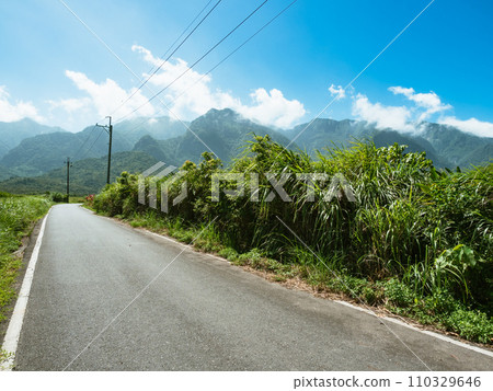 鄉下的山間道路與藍天白雲 鄉下的山間道路與藍天白雲 110329646