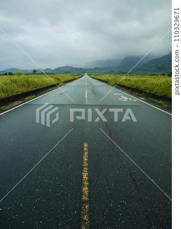陰天通往山巒的筆直道路 陰天通往山巒的筆直道路 110329671
