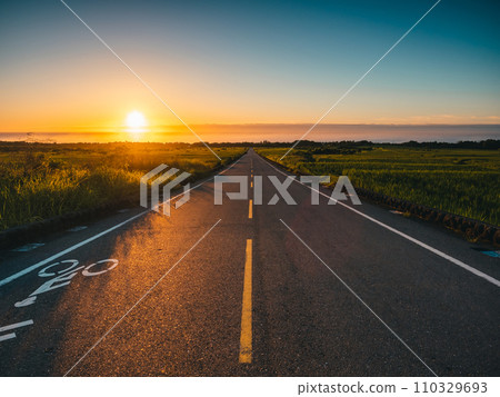 在道路上觀賞海上日出 在道路上觀賞海上日出 110329693