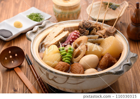 關東煮在砂鍋裡煮 110330315
