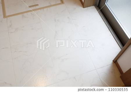 大量頭髮掉落在更衣室的地板上(墊地板)。 大量頭髮掉落在更衣室的地板上(墊地板)。 110330535