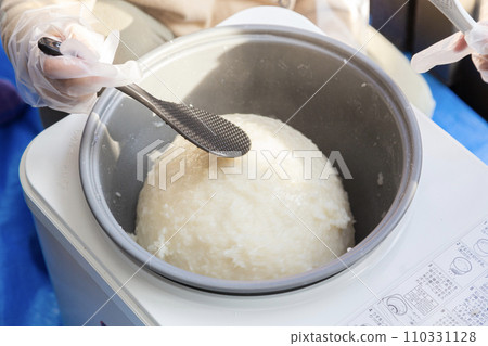 Rice cake making machine 110331128