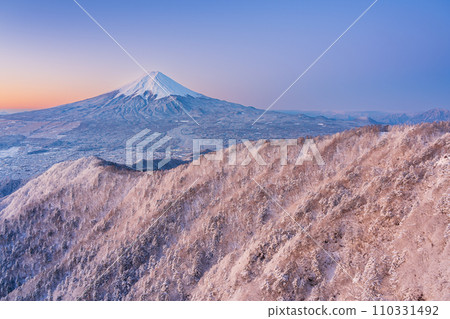 Red Fuji and a superb view of the morning glow Fuji [Superb view of Yamanashi _ miracle] 110331492