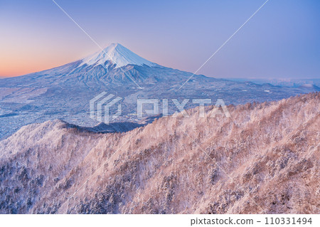 Red Fuji and a superb view of the morning glow Fuji [Superb view of Yamanashi _ miracle] 110331494