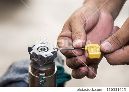 The chip insert replacement process by machine operator. 110331615