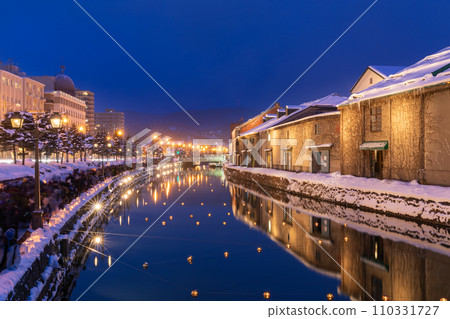 北海道_白雪皚皚的小樽運河和壯觀的燈光景觀 110331727