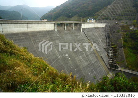 Embankment of Ushiuchi Dam Embankment of Ushiuchi Dam 110332010