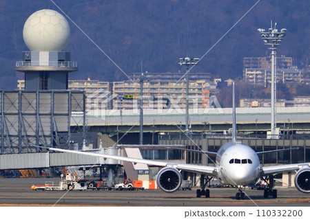 大阪國際機場日航飛機準備起飛 大阪國際機場日航飛機準備起飛 110332200
