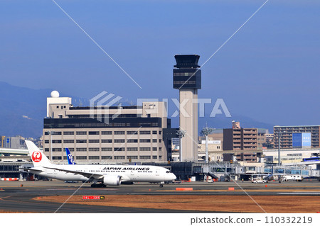 大阪國際機場日航飛機準備起飛 110332219