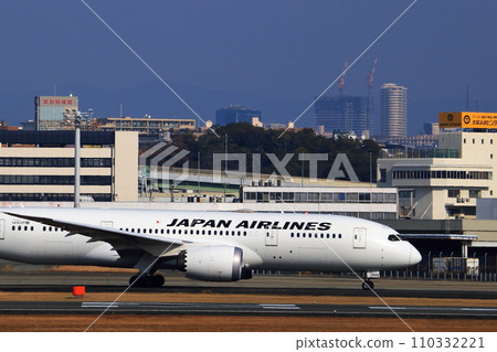 大阪國際機場日航飛機準備起飛 大阪國際機場日航飛機準備起飛 110332221