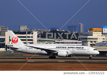 大阪國際機場日航飛機準備起飛 110332222