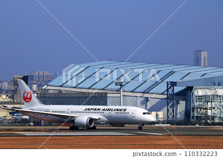 大阪國際機場日航飛機準備起飛 大阪國際機場日航飛機準備起飛 110332223