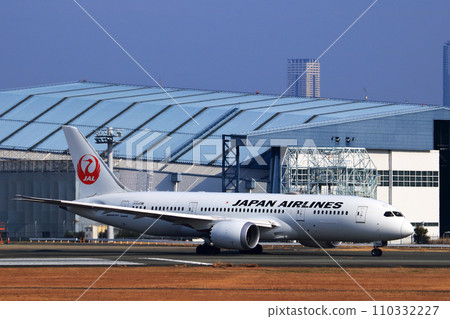 大阪國際機場日航飛機準備起飛 110332227