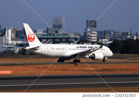 大阪國際機場日航飛機準備起飛 110332303