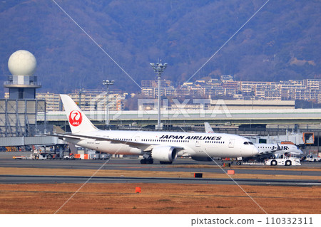 大阪國際機場日航飛機準備起飛 大阪國際機場日航飛機準備起飛 110332311