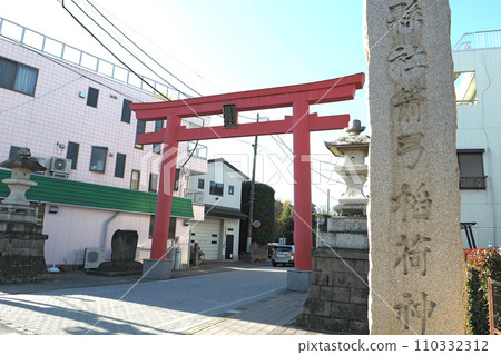The first torii gate of Yayumi Inari Shrine [Higashimatsuyama City, Saitama Prefecture] 110332312