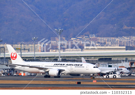 大阪國際機場日航飛機準備起飛 大阪國際機場日航飛機準備起飛 110332313