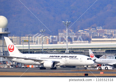 大阪國際機場日航飛機準備起飛 大阪國際機場日航飛機準備起飛 110332318