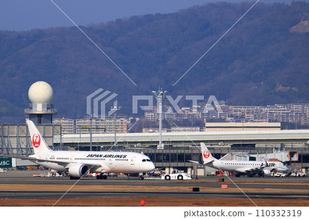 大阪國際機場日航飛機準備起飛 110332319