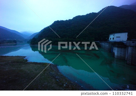 Miyakawanai 水壩的水壩湖在晚上 110332741