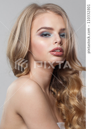Glamorous young blonde model with long wavy hair, makeup and clean skin  110332801