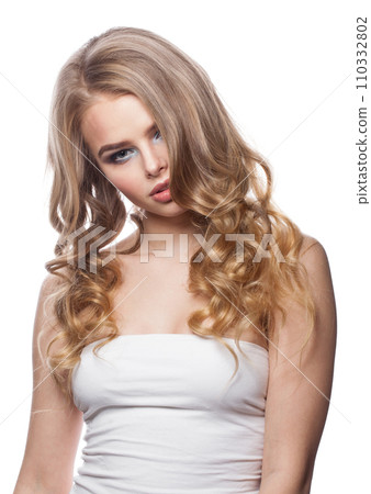 Blonde female model woman. Fresh skin, trendy makeup and wavy blond hair 110332802