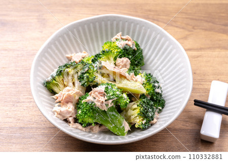 西蘭花配鮪魚和蛋黃醬 110332881