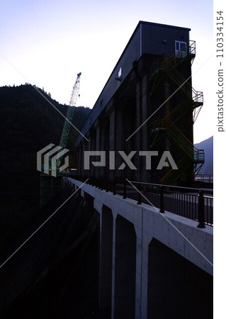The top of Nagayasuguchi Dam 110334154