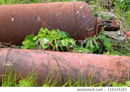 生鏽的鋼瓶非法傾倒 110334283