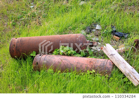 生鏽的鋼瓶非法傾倒 生鏽的鋼瓶非法傾倒 110334284