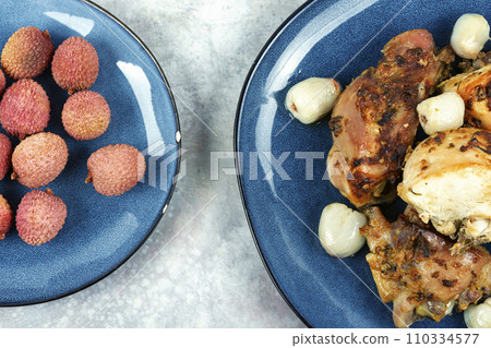 Roasted chicken pieces with lychee. 110334577