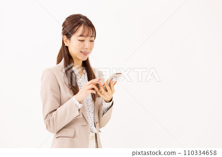 女性商務智慧型手機電子郵件 女性商務智慧型手機電子郵件 110334658