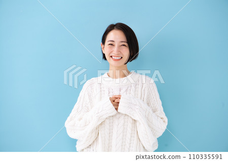 美女中年女藍背 美女中年女藍背 110335591