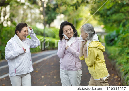 三位老年婦女用毛巾擦汗 110335617