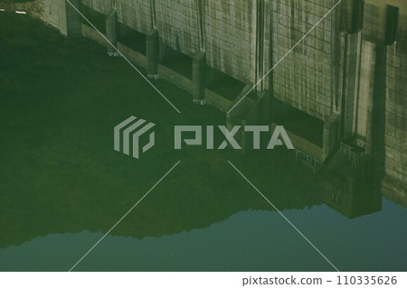 倒映在螢湖中的中筋川大壩的堤壩 110335626