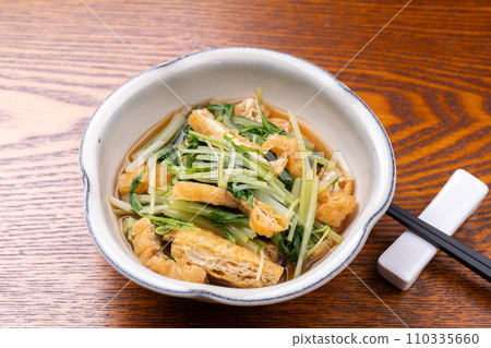 煮熟的水m和炸豆腐 110335660