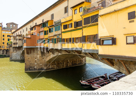 Italy, Florence, Ponte Vecchio, shopping arcade 110335730