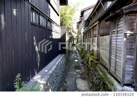 古老的城鎮景觀，內置建築和日式房屋兩側的大氣水道 110336120
