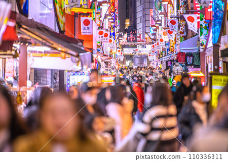 Japan's Tokyo cityscape New Year's Day - Upper middle school parallel to the bustling Ameyoko... Escape from coronavirus... Light of hope in the new year = January 1, 2020 Japan's Tokyo cityscape New Year's Day - Upper middle school parallel to the bustling Ameyoko... Escape from coronavirus... Light of hope in the new year = January 1, 2020 110336311
