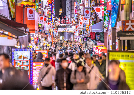 日本東京市景元旦－高中平行於繁華的阿美橫町…逃離冠狀病毒…新年的希望之光=2020年1月1日 110336312