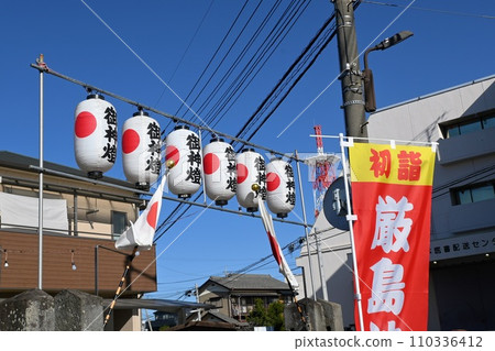 Lanterns and blue sky (Itsukushima Shrine) Lanterns and blue sky (Itsukushima Shrine) 110336412