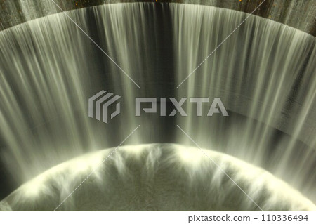 鳴瀧大壩緊急溢洪道的水流 鳴瀧大壩緊急溢洪道的水流 110336494