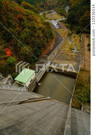 從川平水庫頂部看到的下游 從川平水庫頂部看到的下游 110336514