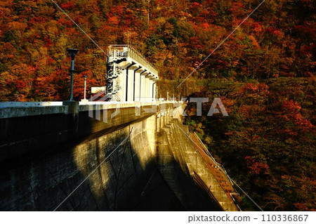 Yubara Dam embankment and autumn leaves Yubara Dam embankment and autumn leaves 110336867