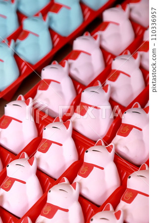Fortune-telling fortune in the shape of a fox (Fox-shaped fortune, Gokiniten Toyokawa Inari, Toyohashi City, Aichi Prefecture) 110336957
