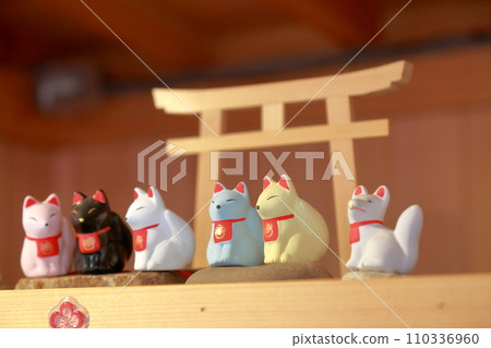 Fortune-telling fortune in the shape of a fox (Fox-shaped fortune, Gokiniten Toyokawa Inari, Toyohashi City, Aichi Prefecture) 110336960