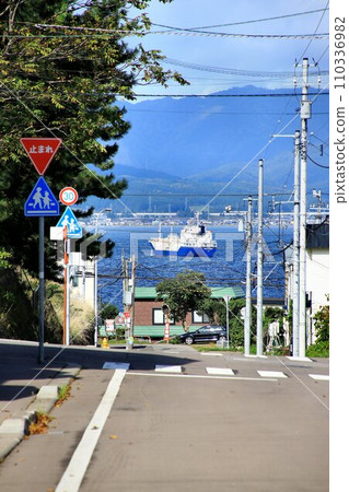 山之城函館...從小坂眺望寺町通和函館灣 110336982